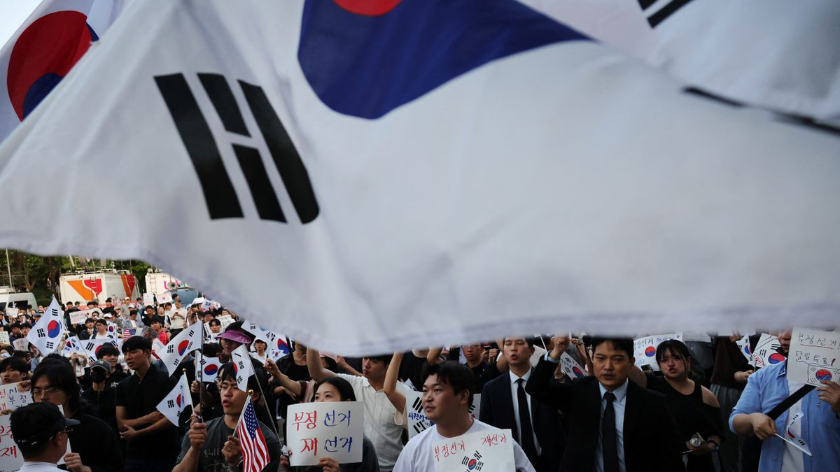 South Korea's President Lee Seeks Balance Between Election Protest Rights and Public Order
