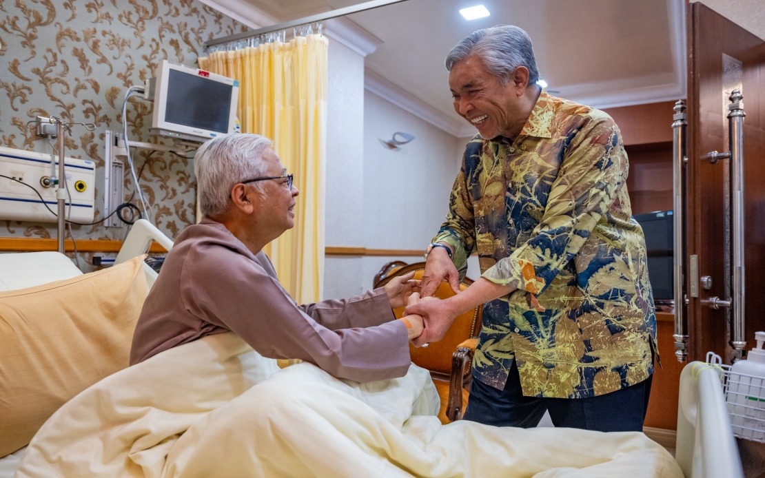 Ahmad Zahid Visits Former PM Ismail Sabri at Heart Institute