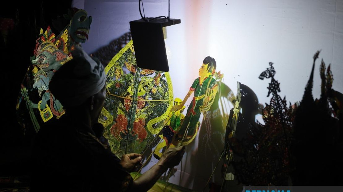 Kelantan's Wayang Kulit Faces Existential Crisis as Permit Rules Tighten and Master Puppeteers Age