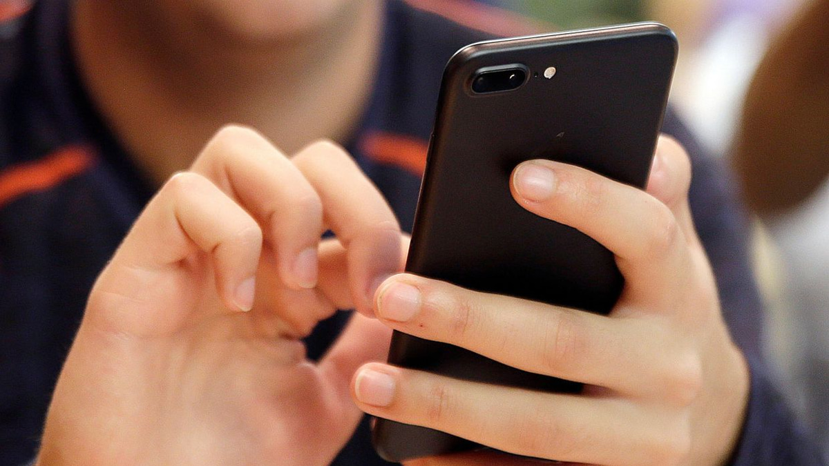 Digital Thumb Syndrome: How to Prevent Phone-Related Hand Pain in the Smartphone Era