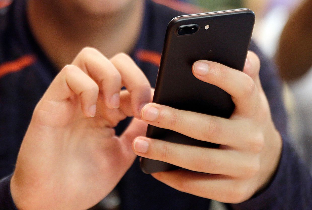 Digital Thumb Syndrome: How to Prevent Phone-Related Hand Pain in the Smartphone Era