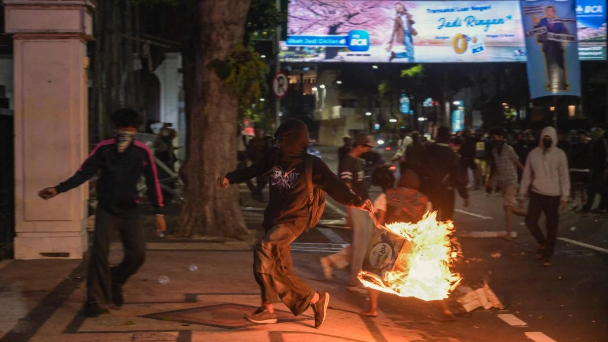 Indonesian Police Detain Dozens at Surabaya Protest Against Prabowo's Policies