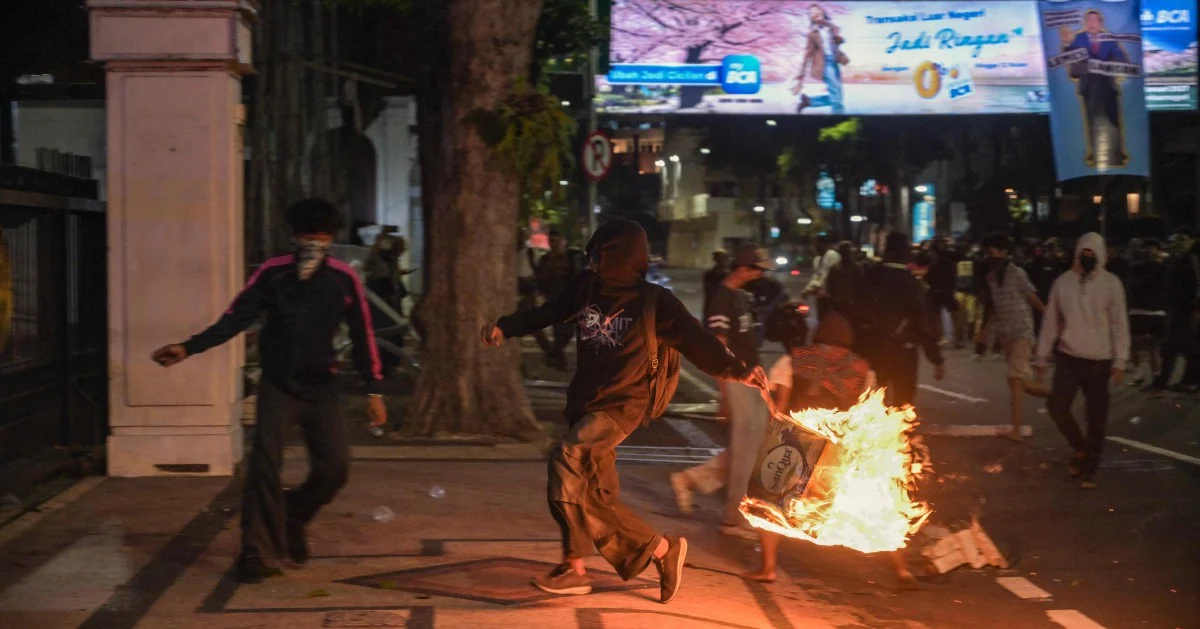 Indonesian Police Detain Dozens at Surabaya Protest Against Prabowo's Policies
