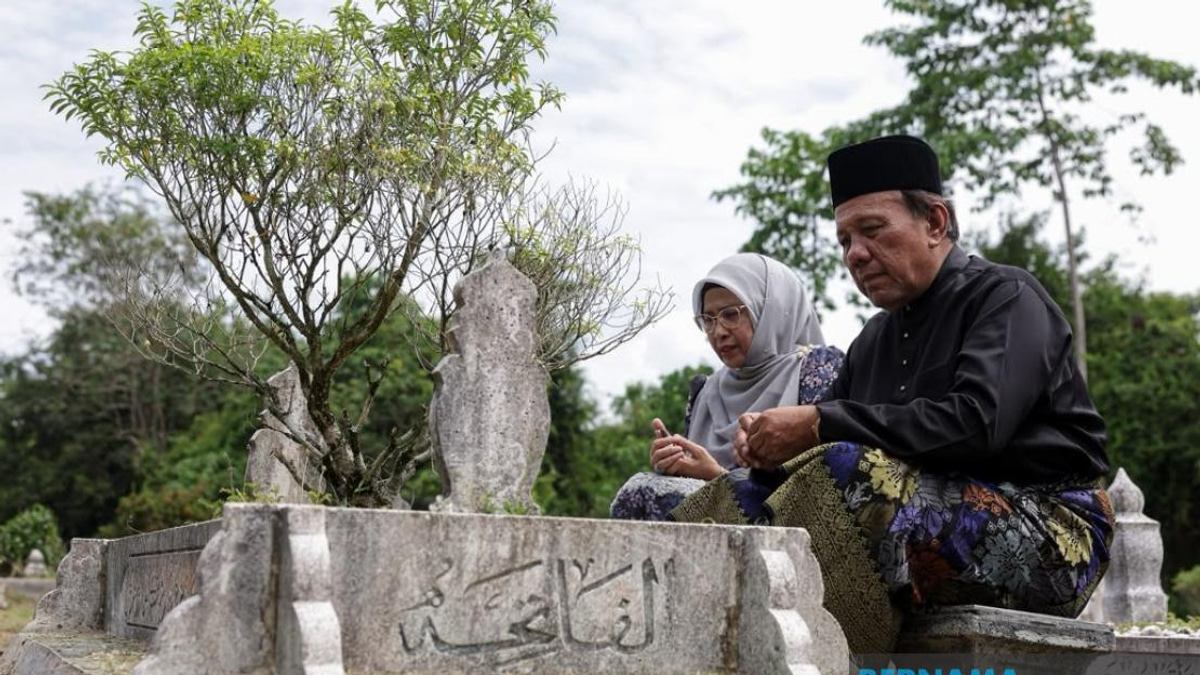 New Negeri Sembilan MB Pays Respects at Parents' Graves Following Oath-Taking Ceremony