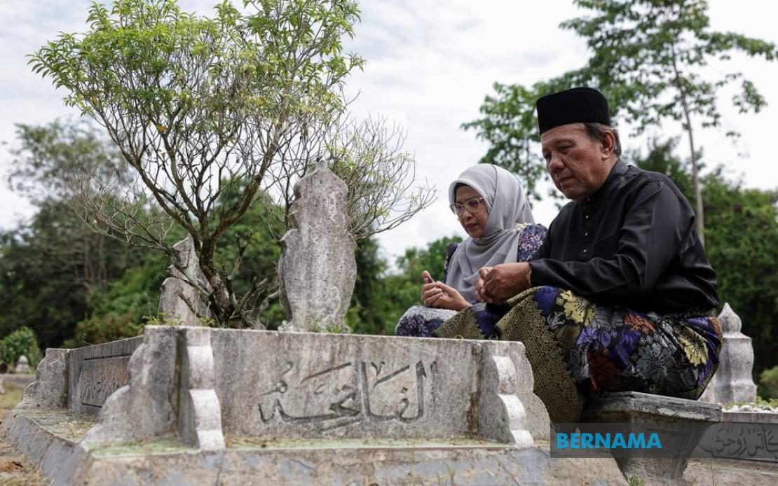 New Negeri Sembilan MB Pays Respects at Parents' Graves Following Oath-Taking Ceremony