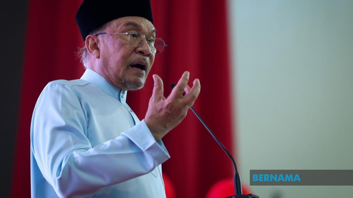 Anwar Orders Felda Probe Into Hotel Sale at 60 Million Pound Loss