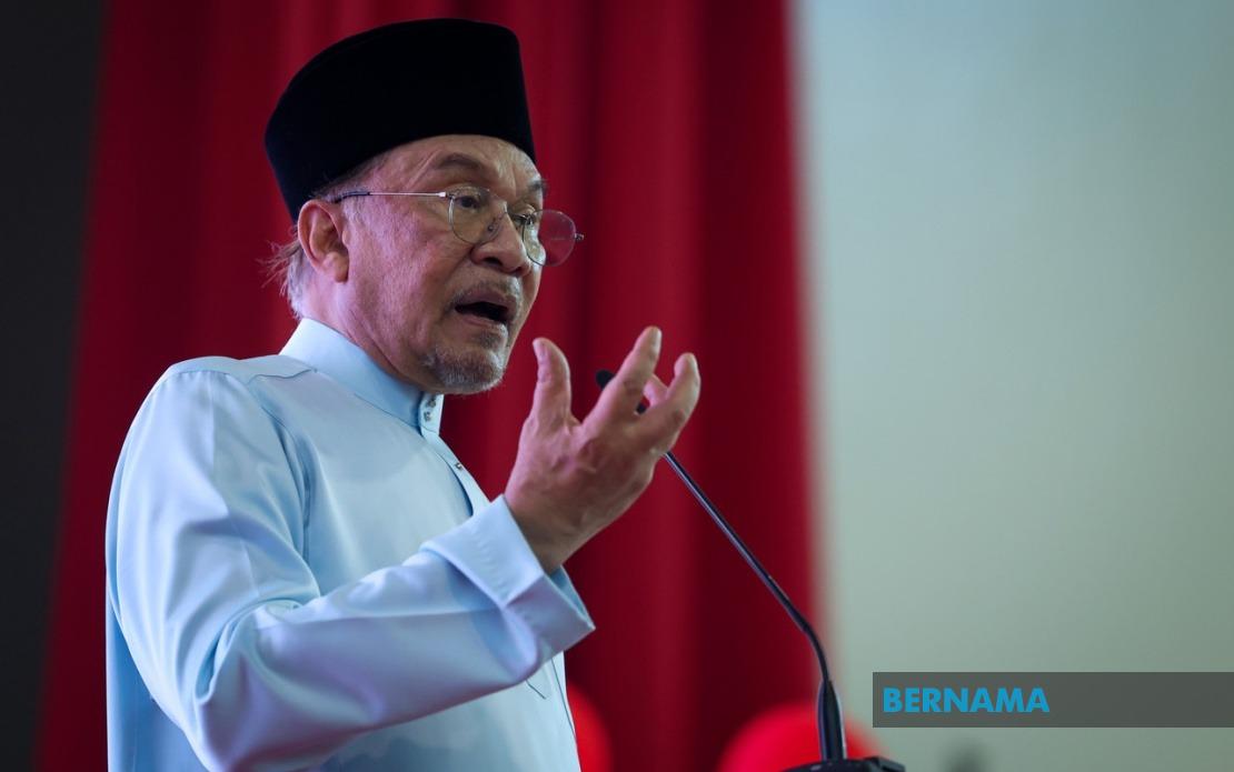 Anwar Orders Felda Probe Into Hotel Sale at 60 Million Pound Loss