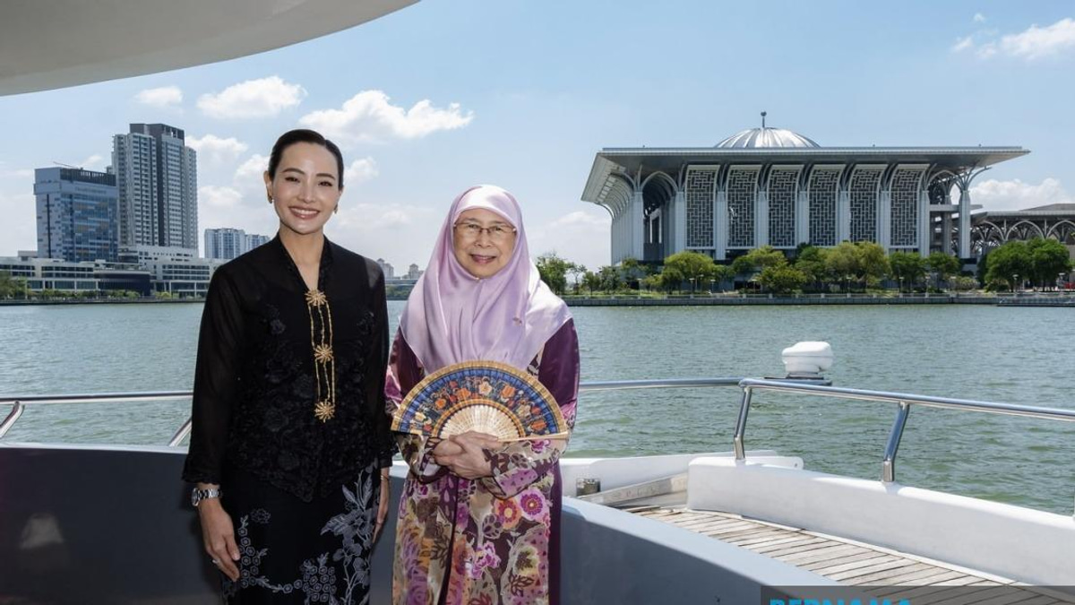 Thai PM's Wife Tours Putrajaya on Lake Cruise During State Visit