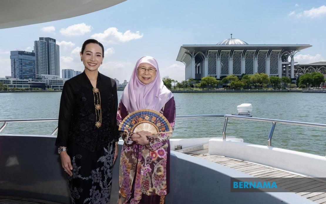 Thai PM's Wife Tours Putrajaya on Lake Cruise During State Visit