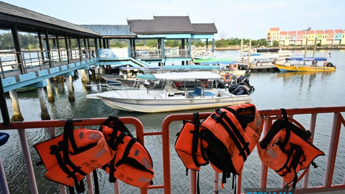 Life Jackets Must Be Worn at All Times at Sea, Terengganu Official Urges Following Boat Capsize