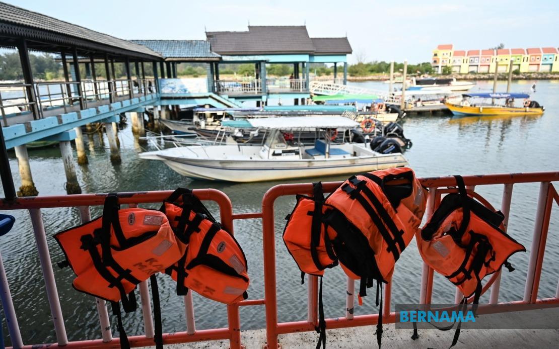 Life Jackets Must Be Worn at All Times at Sea, Terengganu Official Urges Following Boat Capsize