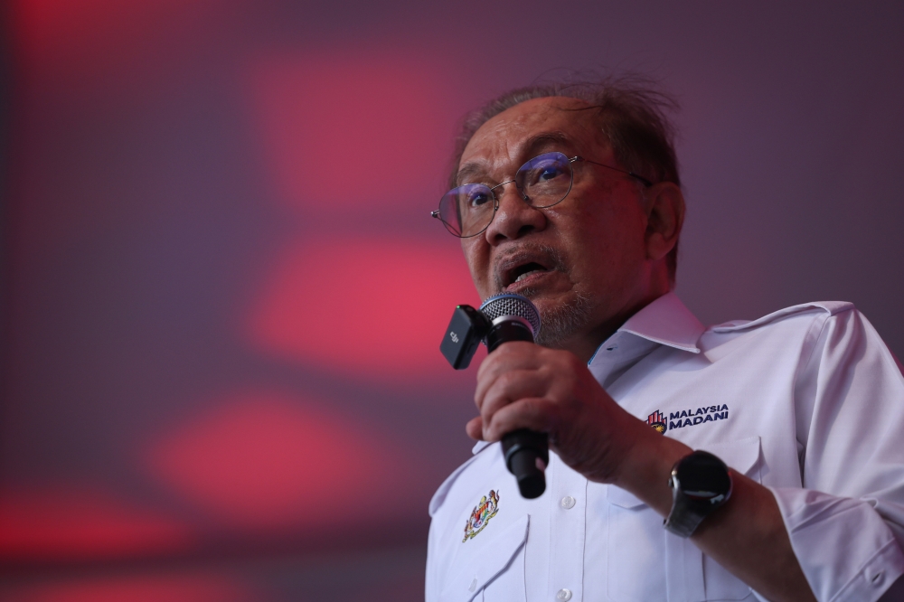 Anwar Attacks Opposition's Tabung Haji Record as PN MPs Abandon Debate