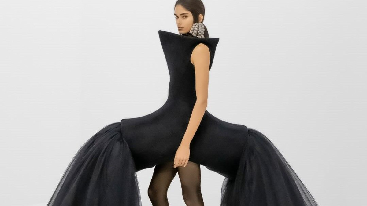 When Spectacle Eclipses Substance: The Viral Fashion Moment at Haute Couture
