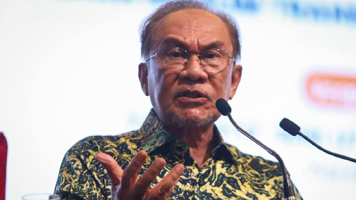 Anwar Rejects Sanusi's 'Tanah Melayu' Comments, Emphasises Inclusive Nation
