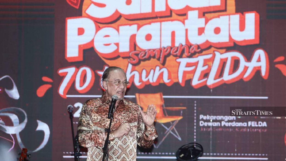 Anwar Pushes for Swift Felda Relief Measures, Requests Monthly Updates