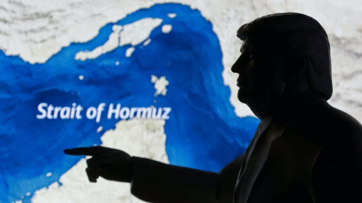 Trump Threatens to Bomb Iranian Infrastructure for Every Hormuz Strait Ship Attack