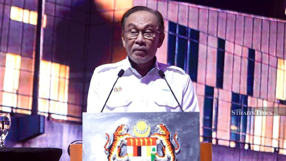 Anwar Ibrahim Advocates for Greater Creative Freedom While Maintaining Malaysian Values in Filmmaking