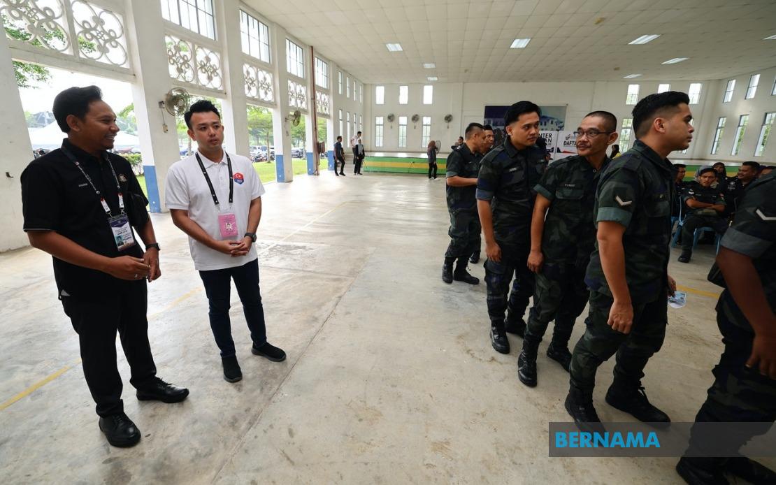 Johor Election Candidates Monitor Early Voting for Security Personnel