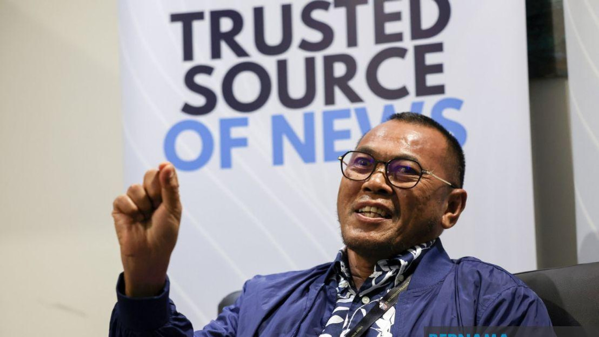 Kota Iskandar's Bridge Builder: How Pandak Ahmad Courts Voters Through Service and Social Media