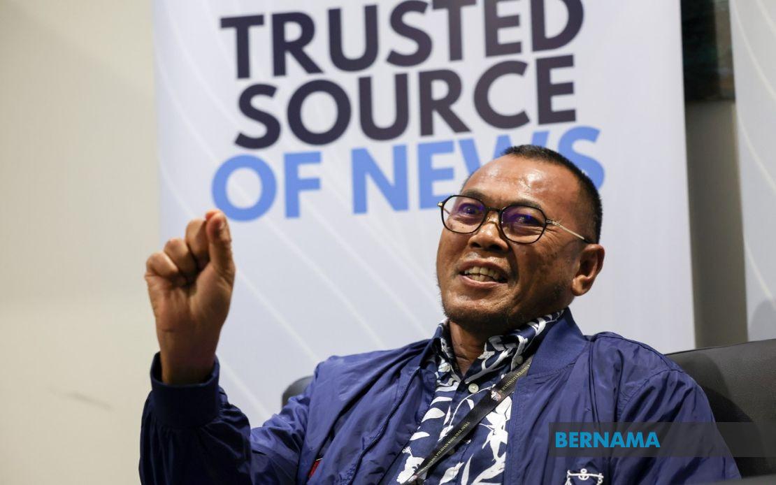 Kota Iskandar's Bridge Builder: How Pandak Ahmad Courts Voters Through Service and Social Media