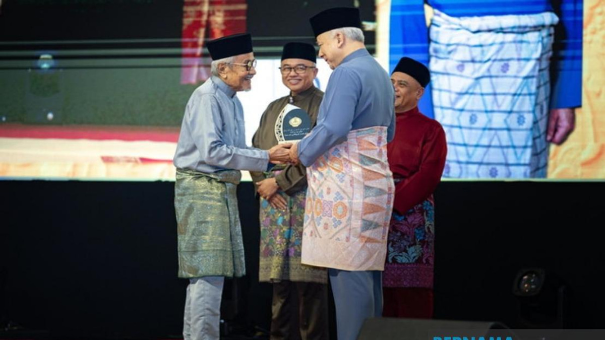 Veteran Director Rahim Razali Honoured at Perak Maulidur Rasul Awards