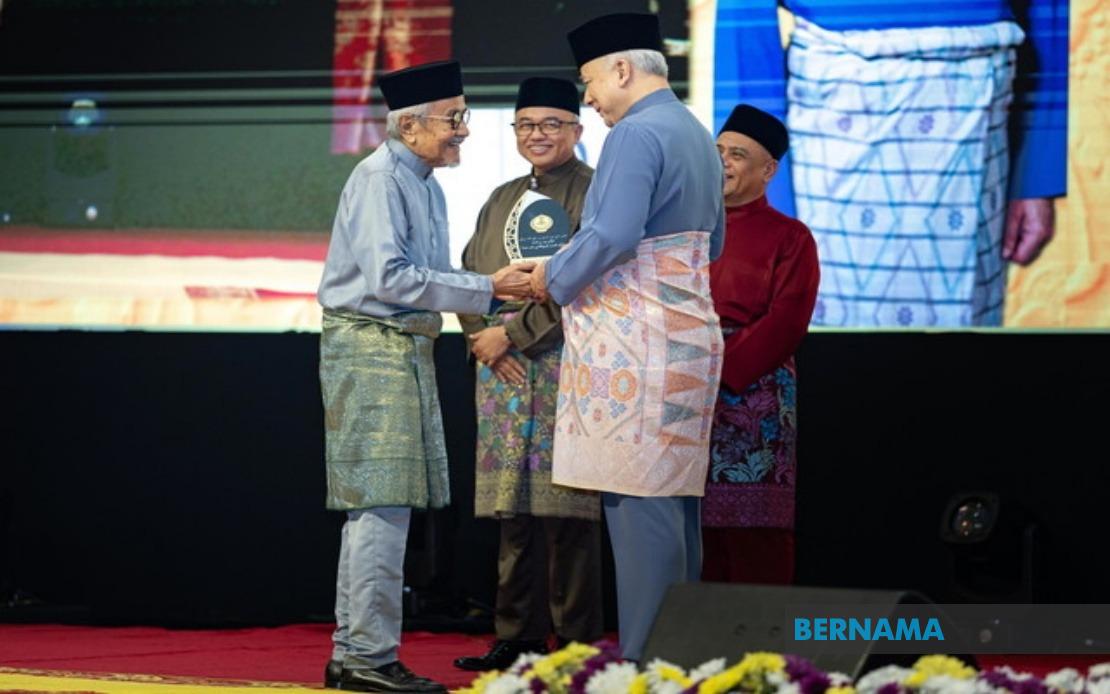 Veteran Director Rahim Razali Honoured at Perak Maulidur Rasul Awards