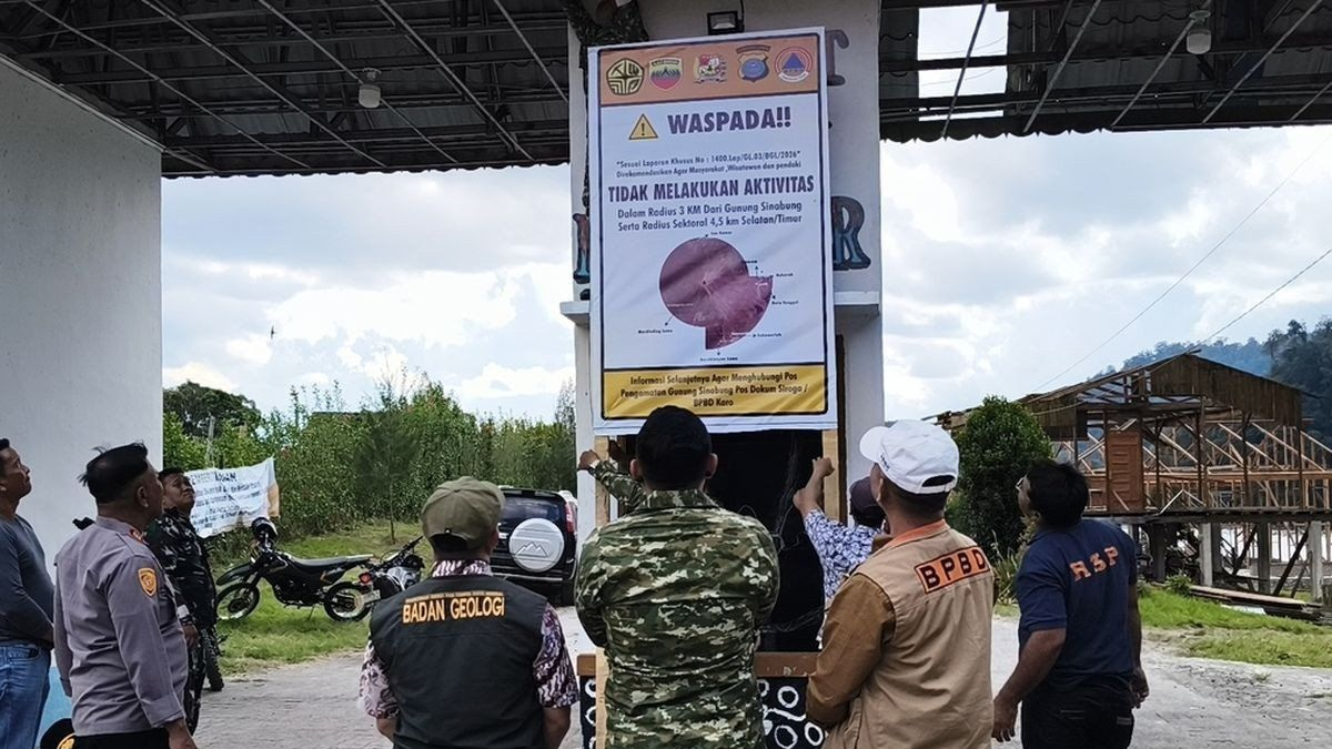 North Sumatra closes tourism sites as Mount Sinabung alert level rises
