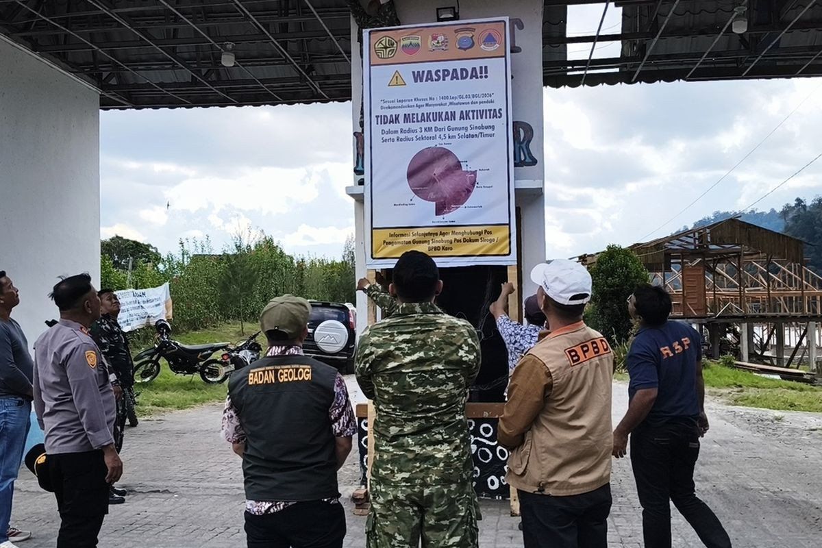 North Sumatra closes tourism sites as Mount Sinabung alert level rises