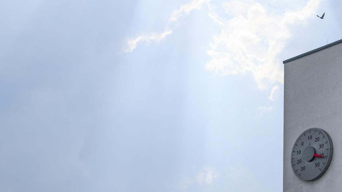 Heat Wave Death Toll Rises to 25 Across US as East Coast Faces Flooding Risk