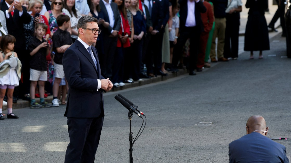 UK's New Premier Burnham Reshapes Cabinet and Charts Left-Leaning Course