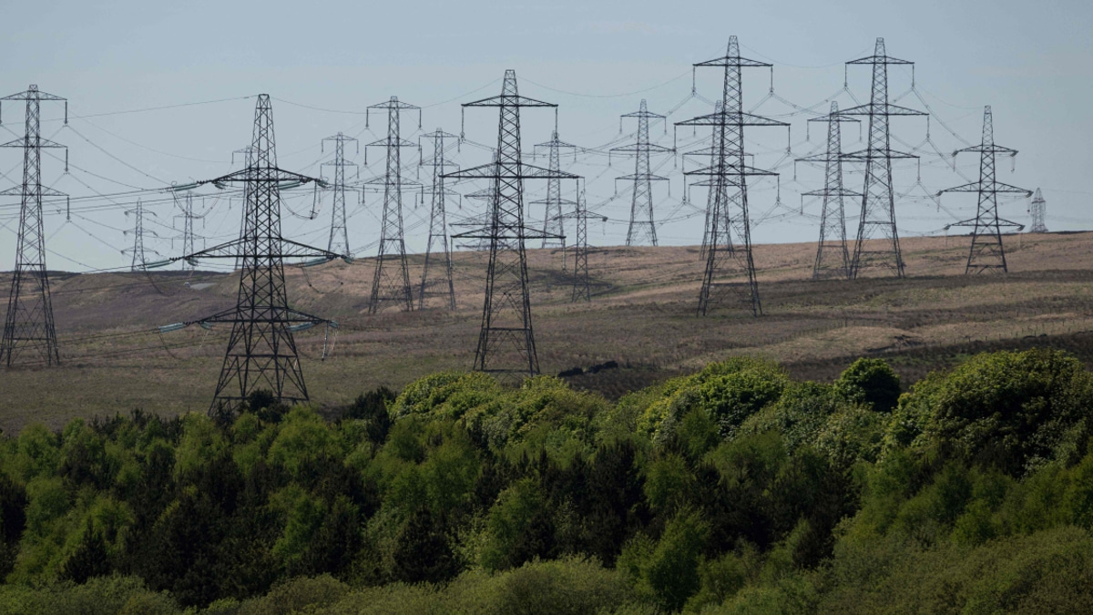 Britain's New PM Burnham Pledges Electricity Tax Cuts to Ease Cost-of-Living Squeeze