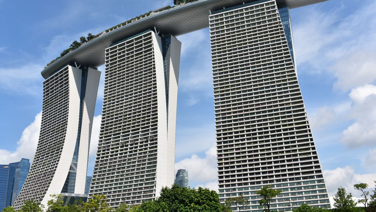 Singapore's Casino Rivalry Intensifies as Resorts World Sentosa Struggles Against Dominant Marina Bay Sands