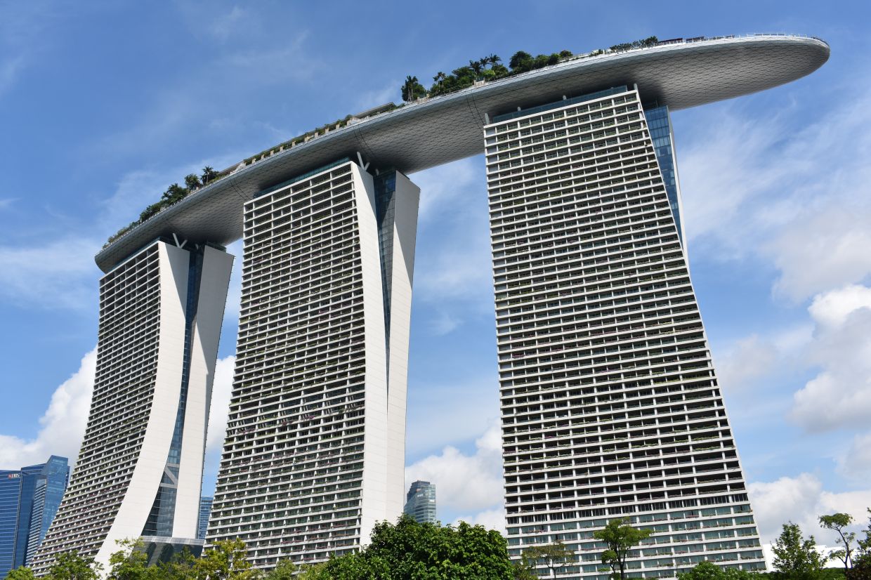 Singapore's Casino Rivalry Intensifies as Resorts World Sentosa Struggles Against Dominant Marina Bay Sands