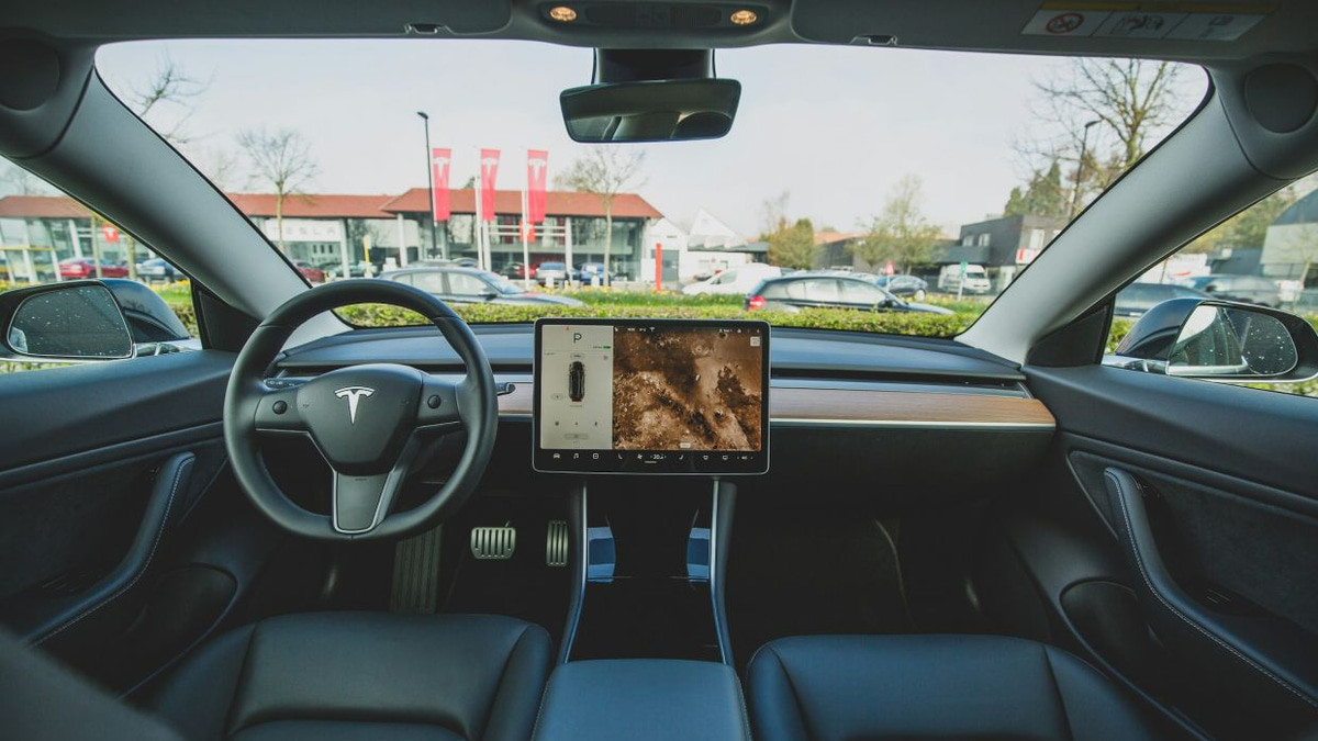 Tesla Settles Deadly Crash Lawsuit as Safety Scrutiny Intensifies