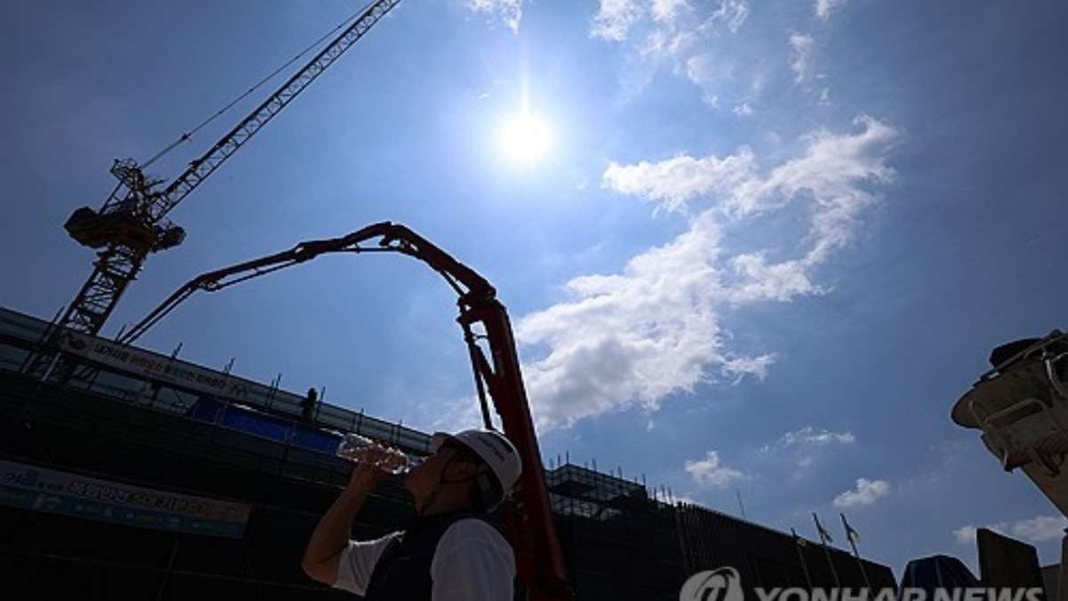 South Korea's Greater Seoul Region Swelters Under Unprecedented Heat Wave Emergency