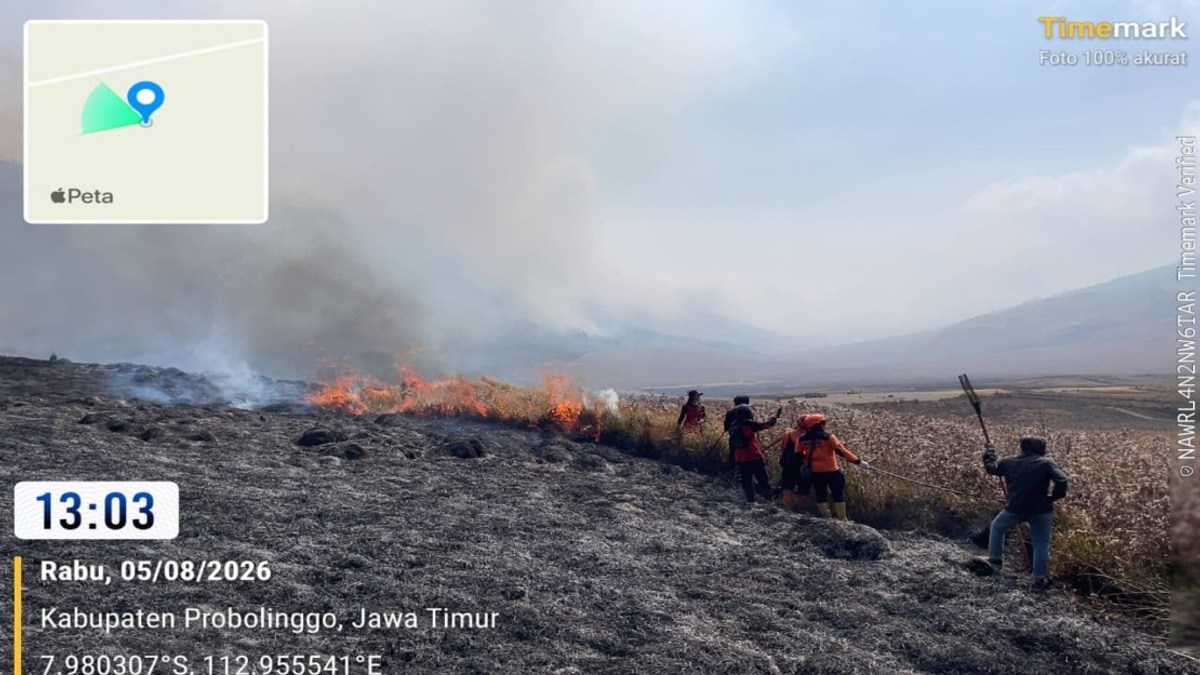 Indonesian Authorities Deploy Helicopters To Combat Expanding Mount Bromo Wildfire