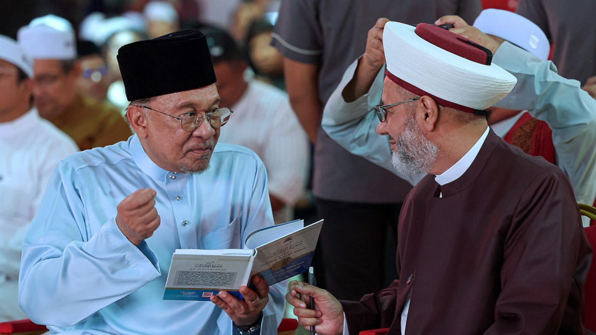 Anwar Praises Al-Azhar's Grand Imam as Champion of Global Religious Moderation