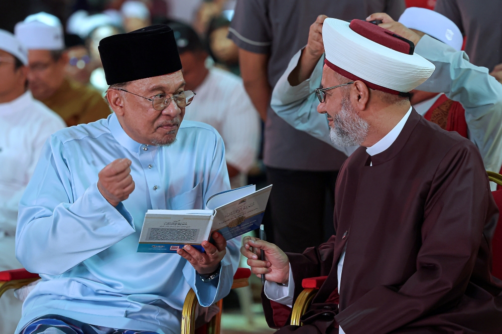 Anwar Praises Al-Azhar's Grand Imam as Champion of Global Religious Moderation