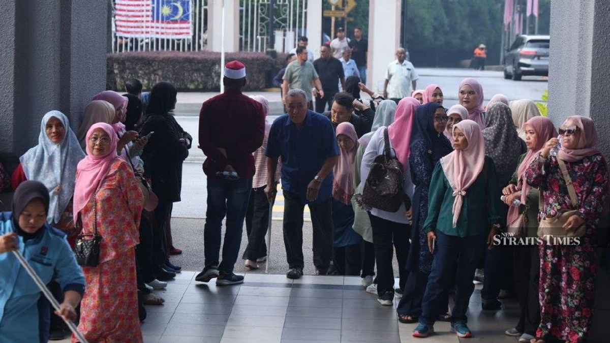 Media Descends on KL Court Complex as Ismail Sabri Faces Charges