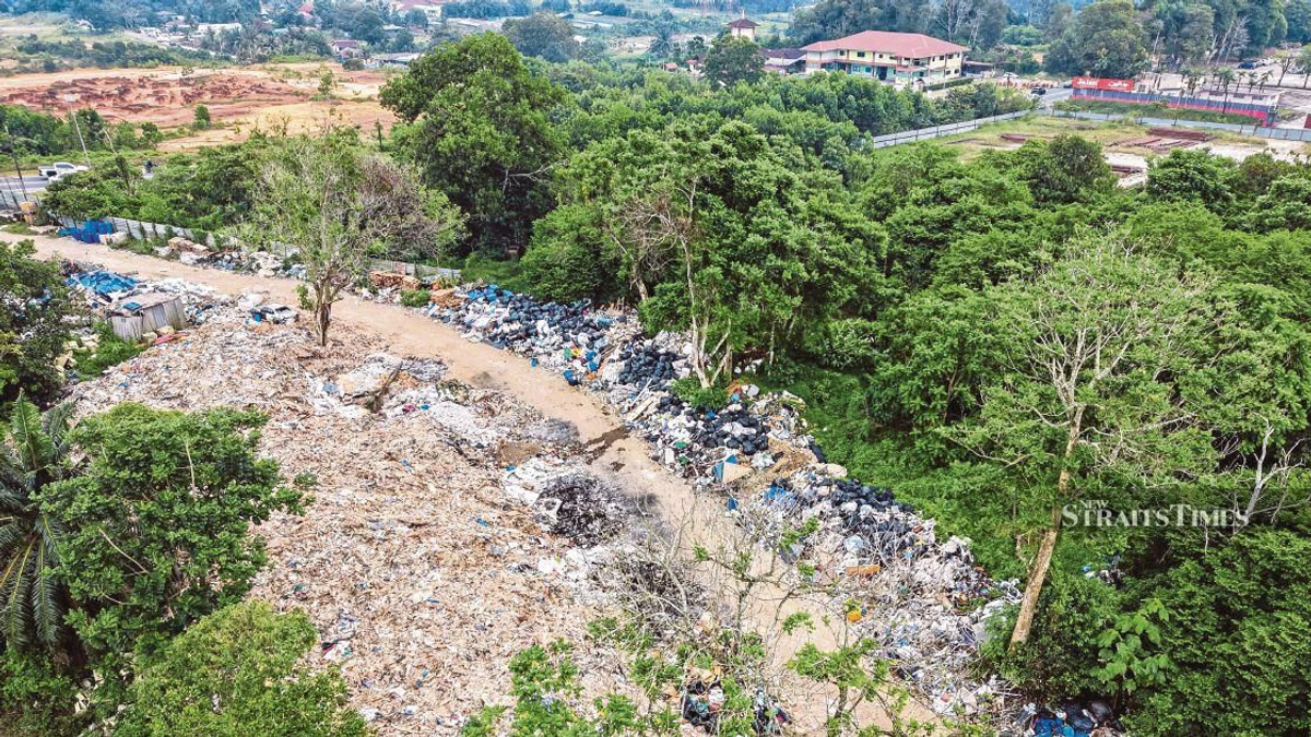 Johor Forms Task Force to Probe Alleged Illegal Singapore Construction Waste Dumping in Pontian