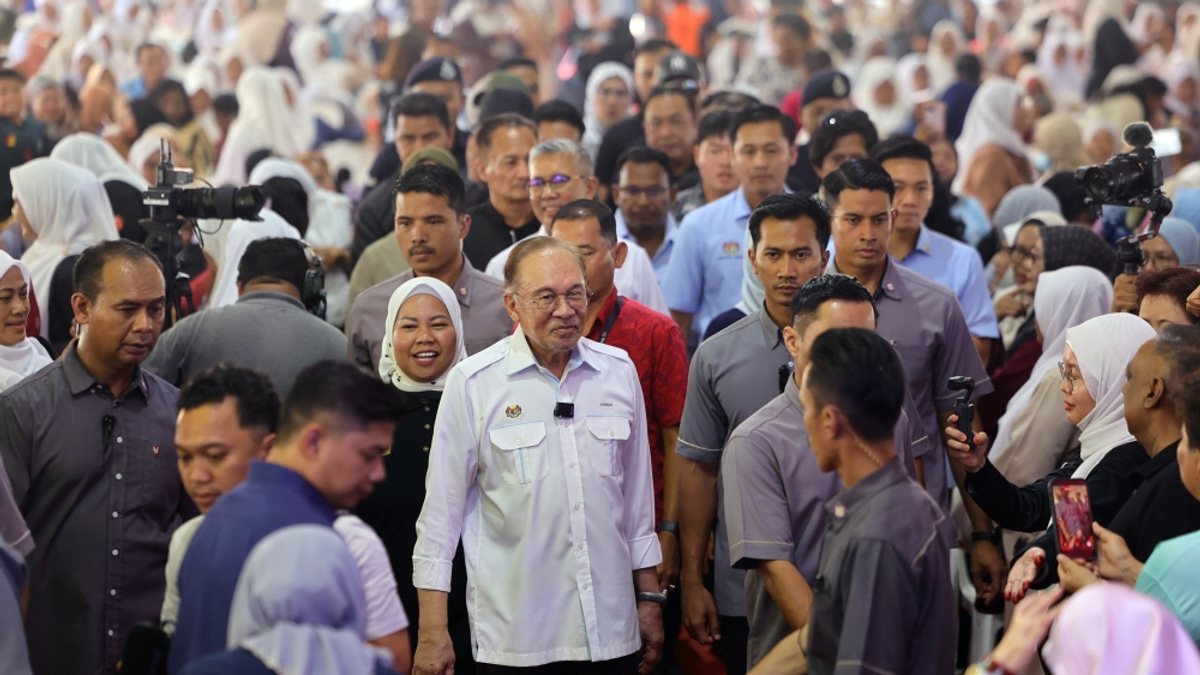 Anwar Demands Answers Over Tabung Haji's Controversial 13-Month Bonus Scheme