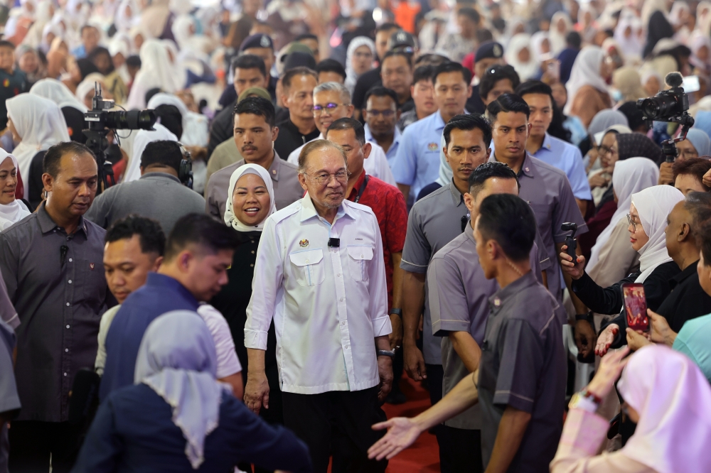 Anwar Demands Answers Over Tabung Haji's Controversial 13-Month Bonus Scheme