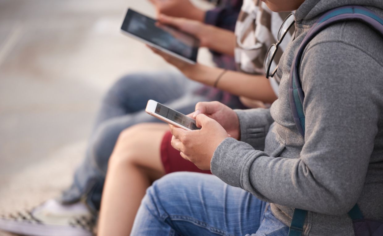 Global Push to Restrict Child Access to Social Media Faces Implementation Challenges