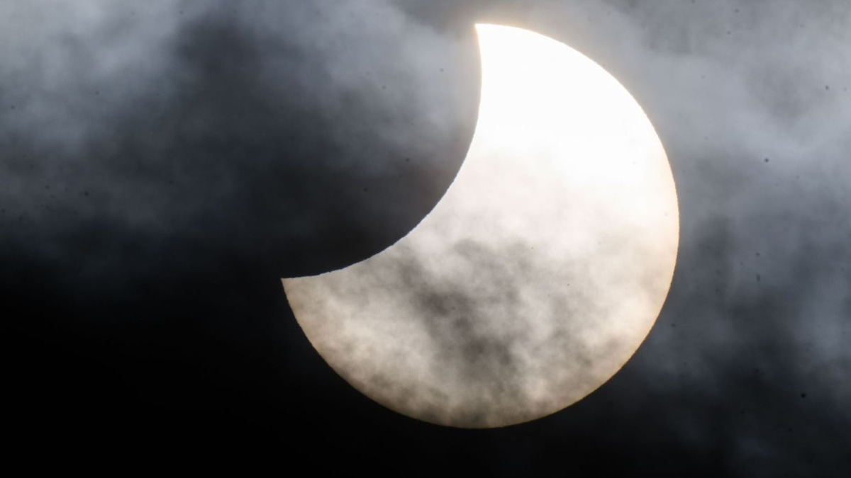August's Twin Celestial Events: A Smartphone Photography Guide for Asian Stargazers