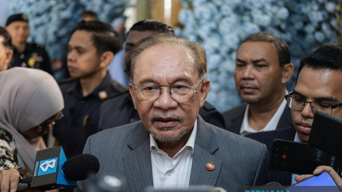 Anwar Yet to Receive Full Briefing on Melaka DAP Lawmakers' Exit from State Government