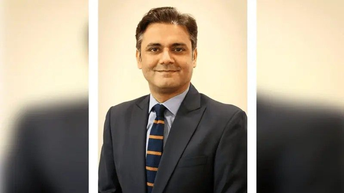 Eleven Pakistani police officers charged following bungled raid on attorney general's residence