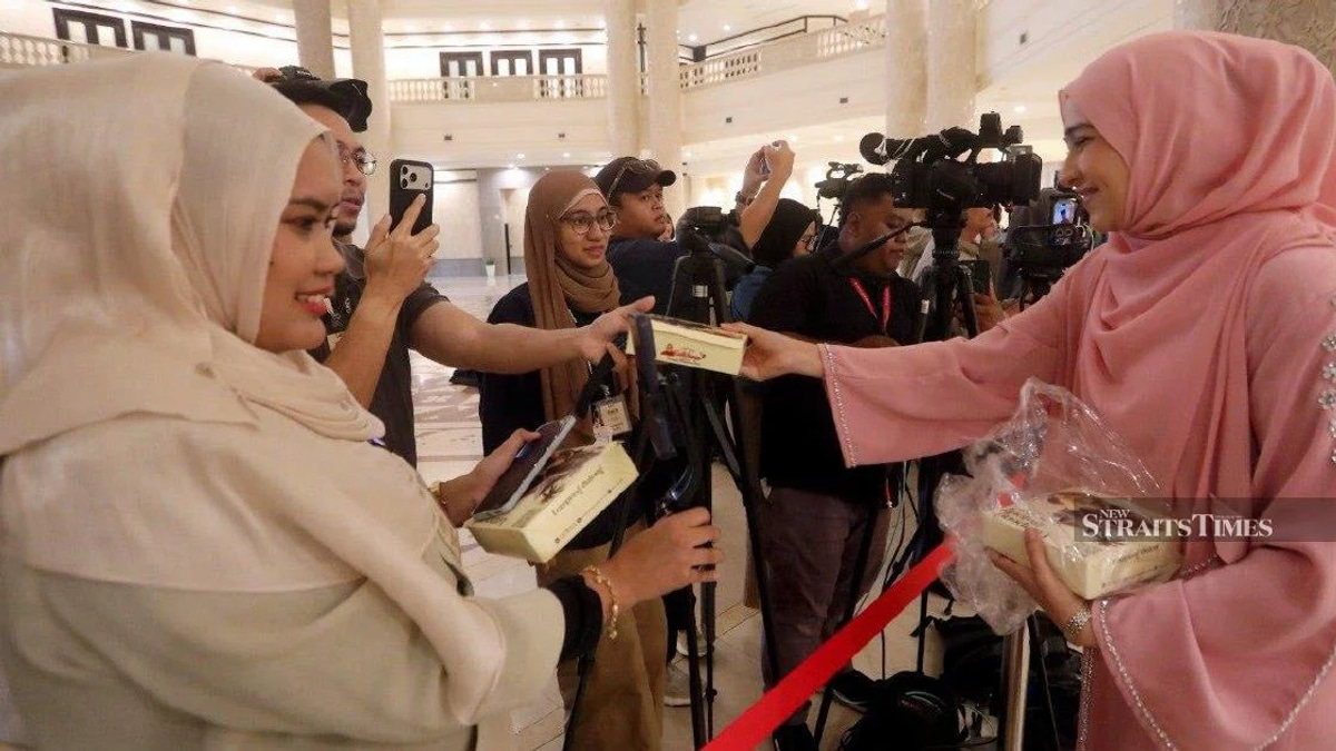 Syed Saddiq Hosts Media Gathering at Federal Court with Traditional Malaysian Breakfast