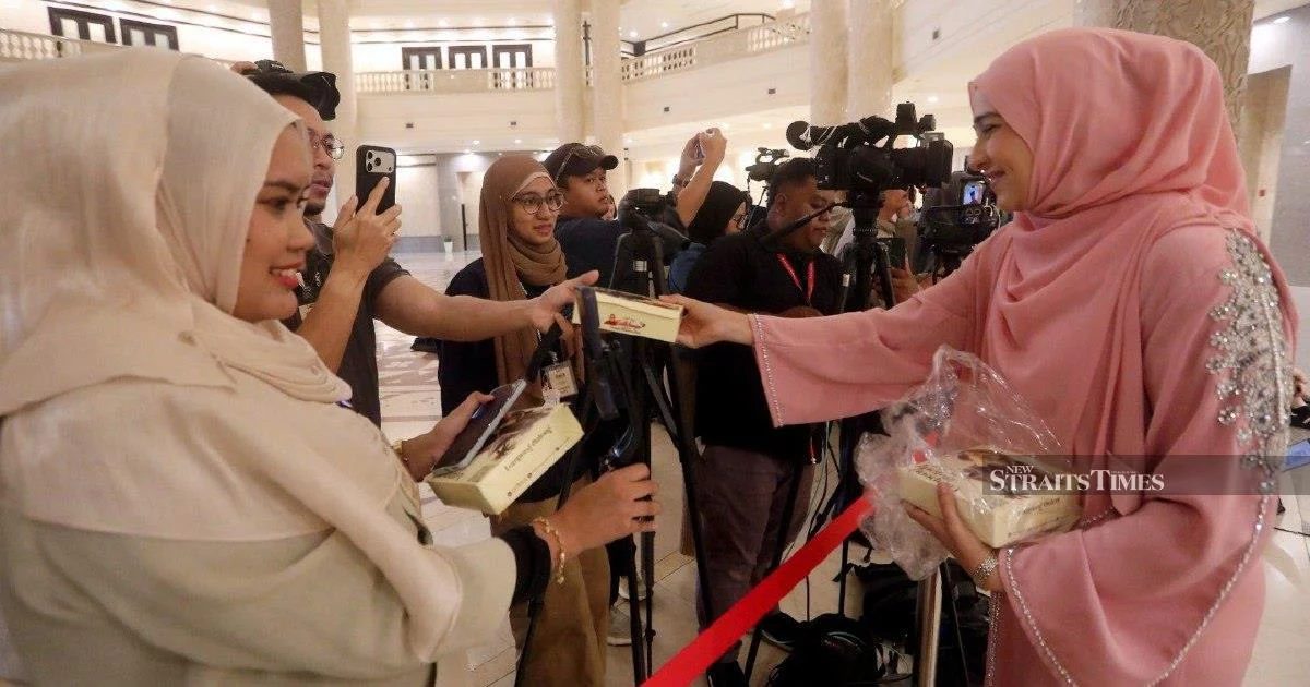Syed Saddiq Hosts Media Gathering at Federal Court with Traditional Malaysian Breakfast