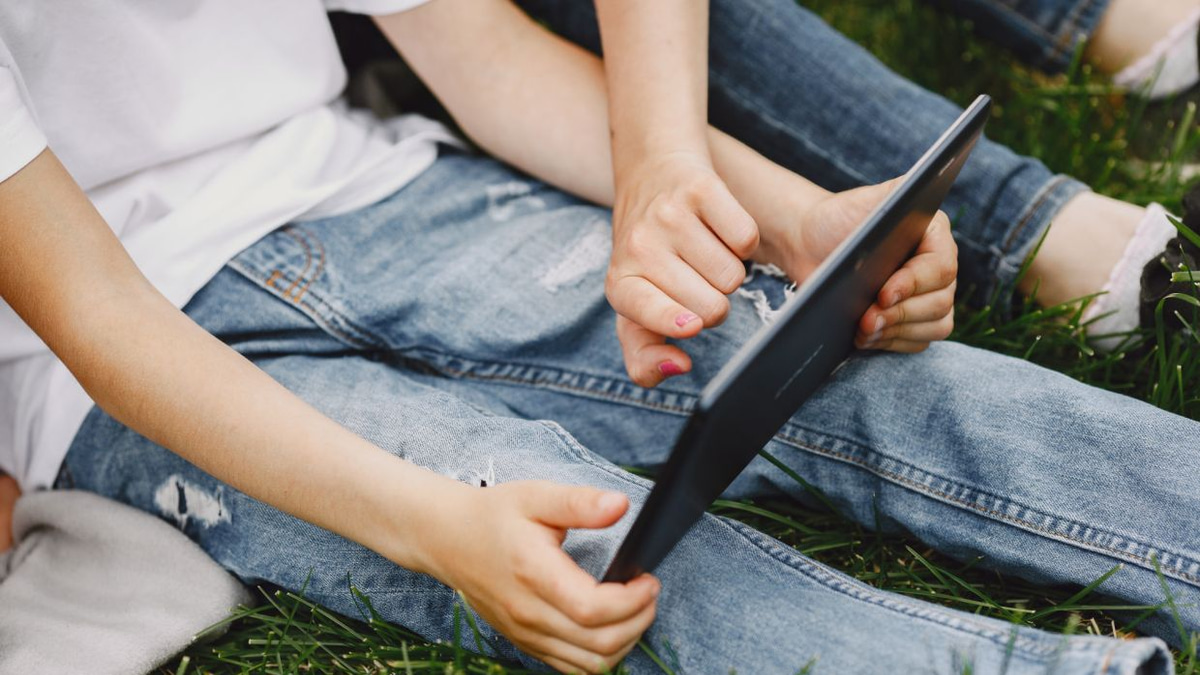 The Silicon Valley Paradox: Tech Titans Shun Screens for Their Own Children