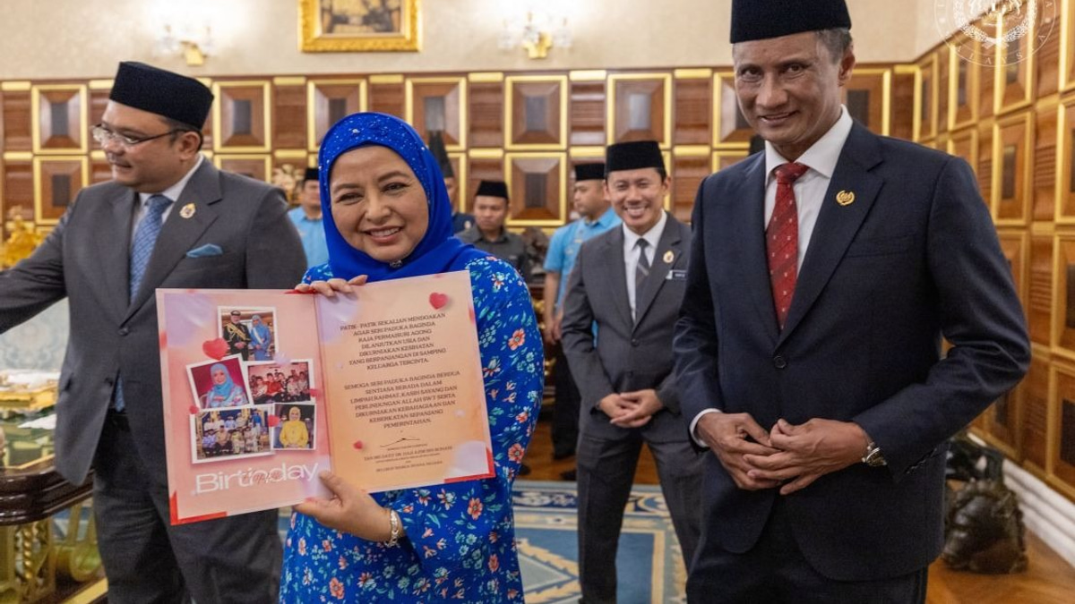 Queen Raja Zarith Sofiah Celebrates Birthday With Royal Household Officials